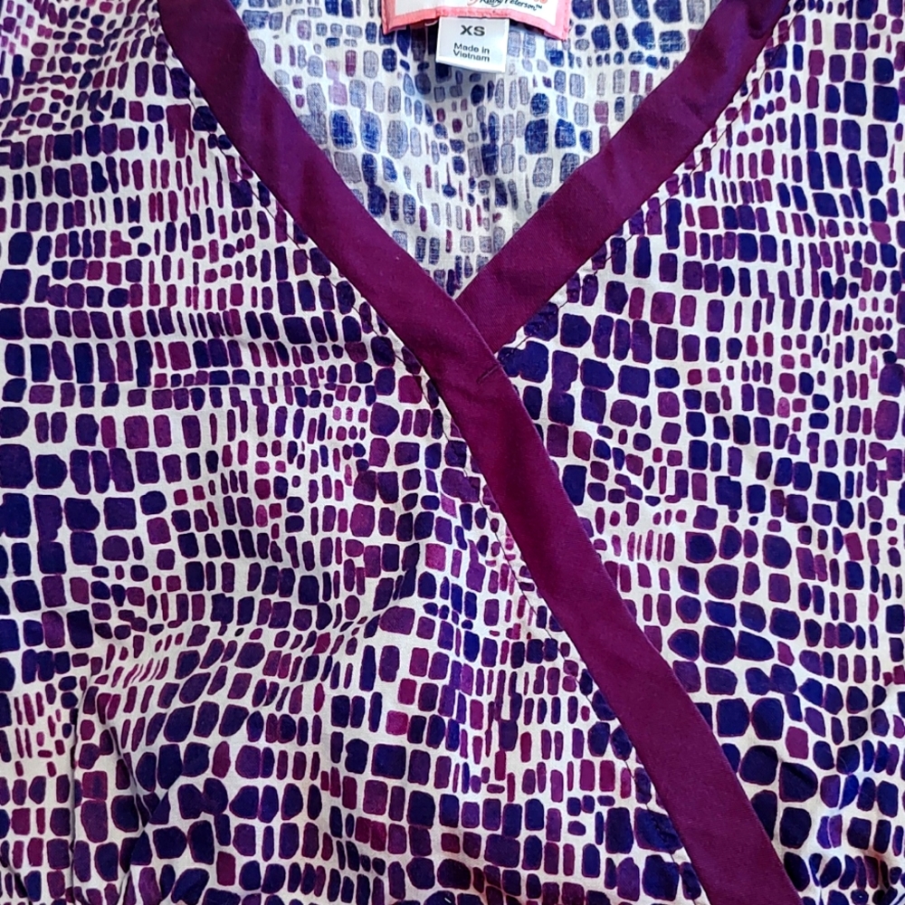 Women's Medium Koi Scrub Top with drawstring waist. 2 pockets.  EUC